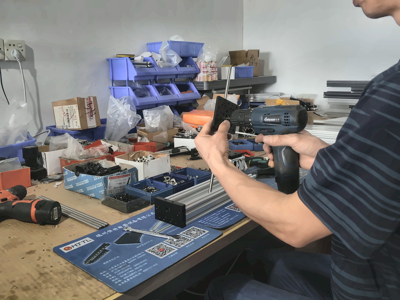 Checking and assembling before shipment
